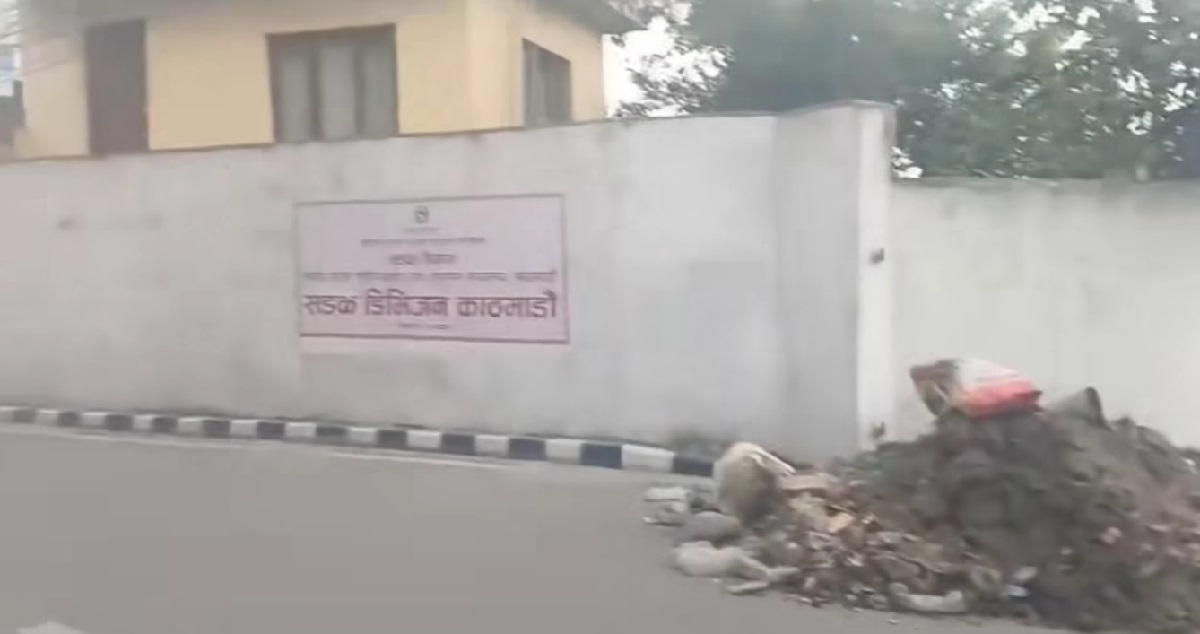 बालेन शाहले भौतिक पूर्वाधार तथा यातायात मन्त्री रघुवीर महासेठलाई धुलो उपहार पठाउने