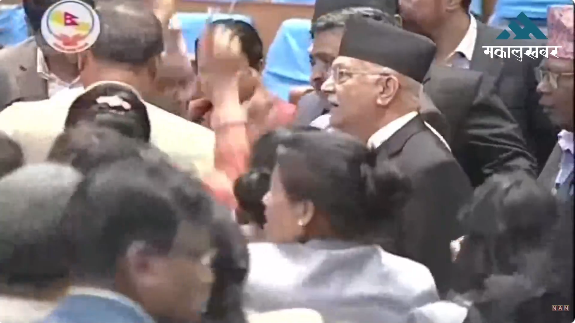 संसदमा एमाले र कांग्रेस सांसदबिच धकेलाधकेल (भिडिओ / फोटो)