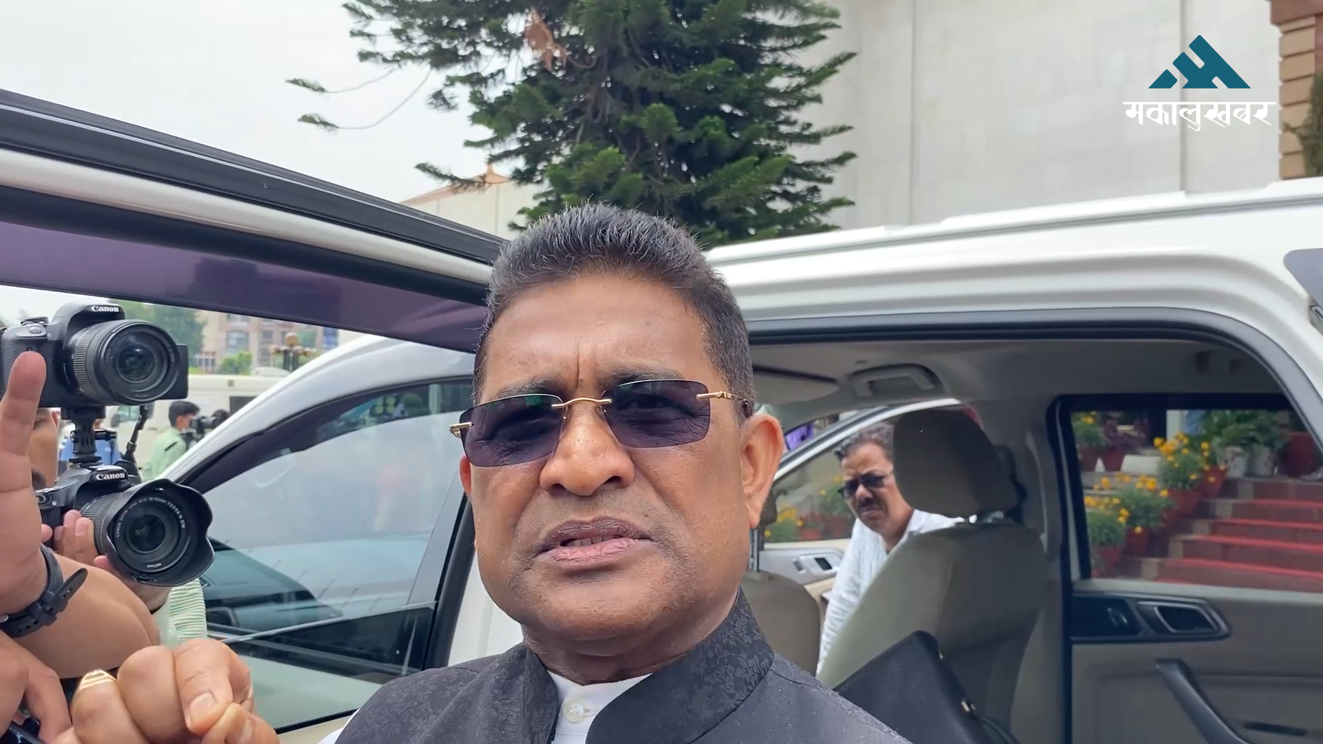 एमालेका मन्त्रीहरु राजीनामा बुझाउन बालुवाटारतर्फ, प्रधानमन्त्रीले साढे ८ बजे बोलाए