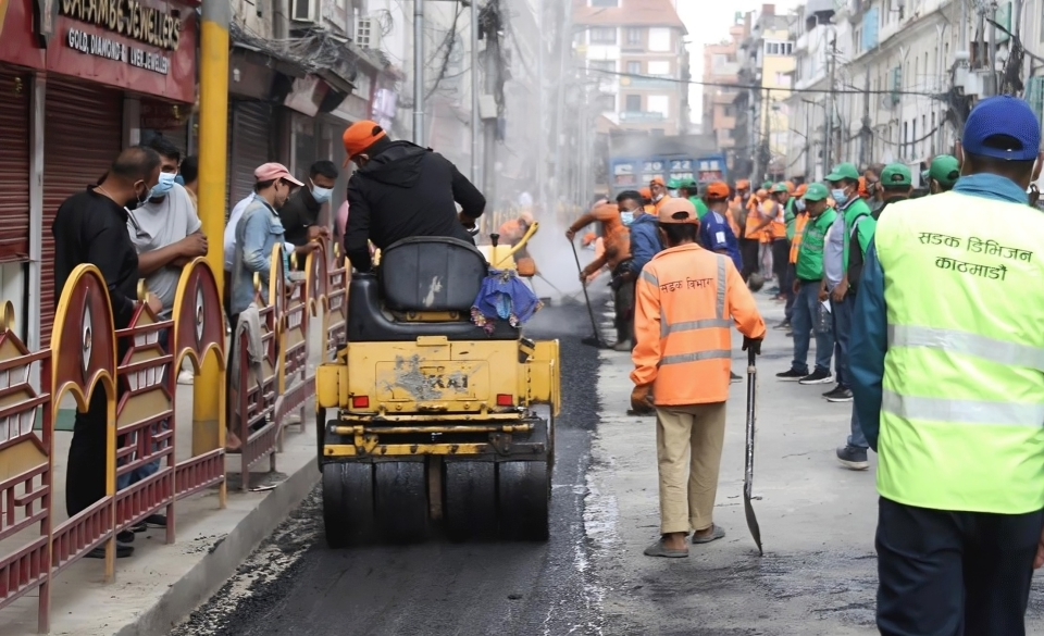 महानगरले फुटपाथ बनाउन खनेको ठाउँमा डिभिजनले सडक बनायो (तस्बिरहरू)