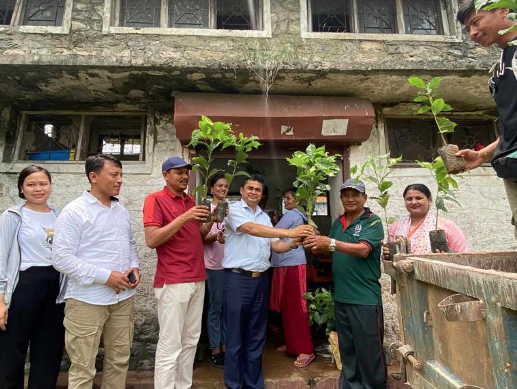 बाँझो जमिनमा कफी रोप्न पाँच हजार कफीका बिरुवा वितरण