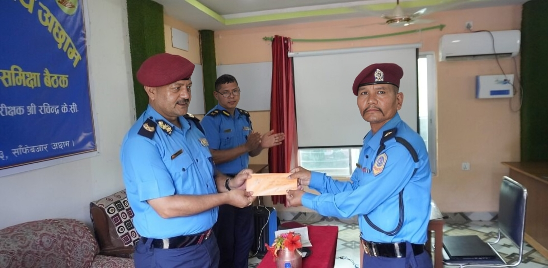 पुलमा फसेका खच्चडको उद्धार गर्ने दुई प्रहरी पुरस्कृत