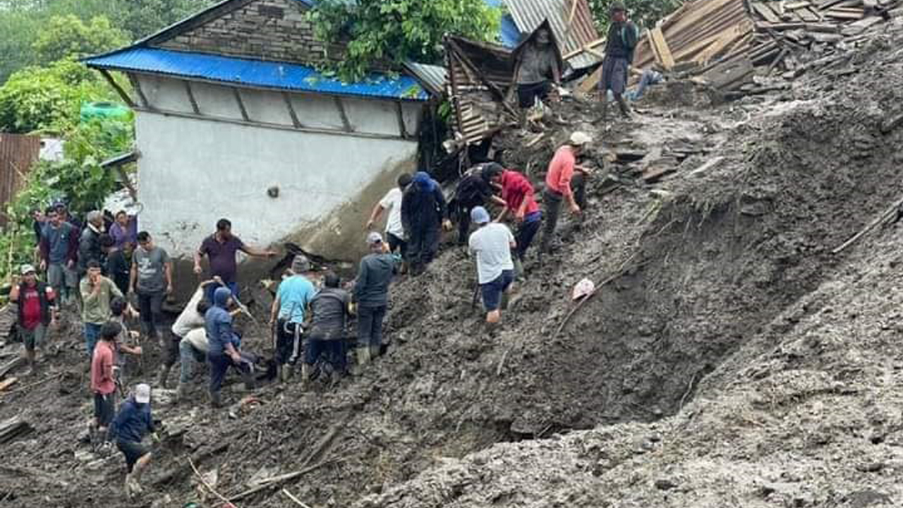 अपडेट : लमजुङमा पहिरोमा परी बेपत्ता भएका चारै जना मृत भेटिए