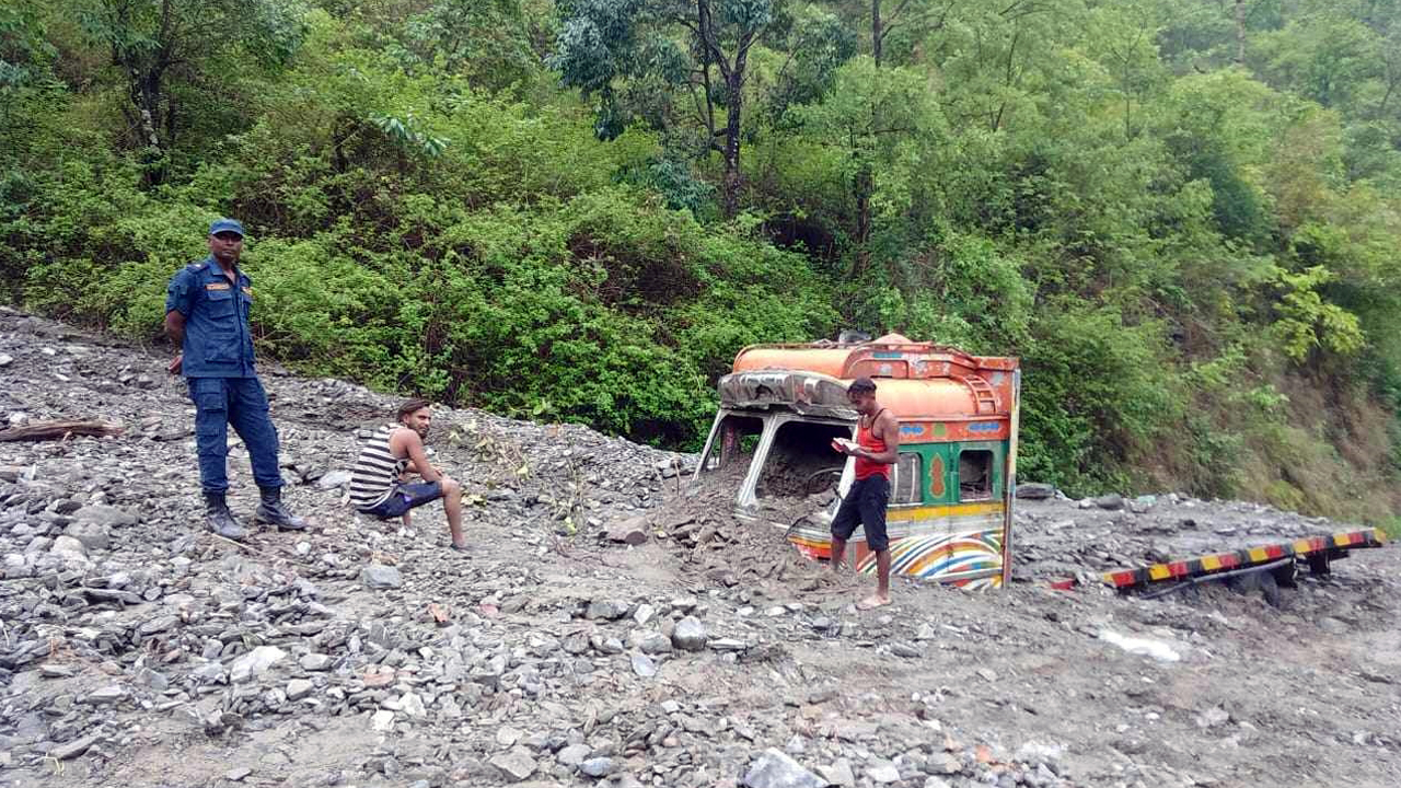 पहिरोले मध्यपहाडी लोकमार्ग अवरुद्ध