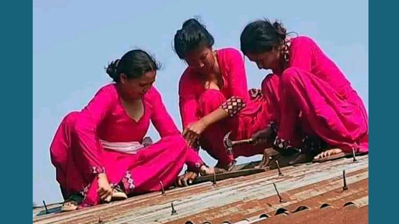 शिक्षिकाले मर्मत गरे हुरीले उडाएको विद्यालयको छानो