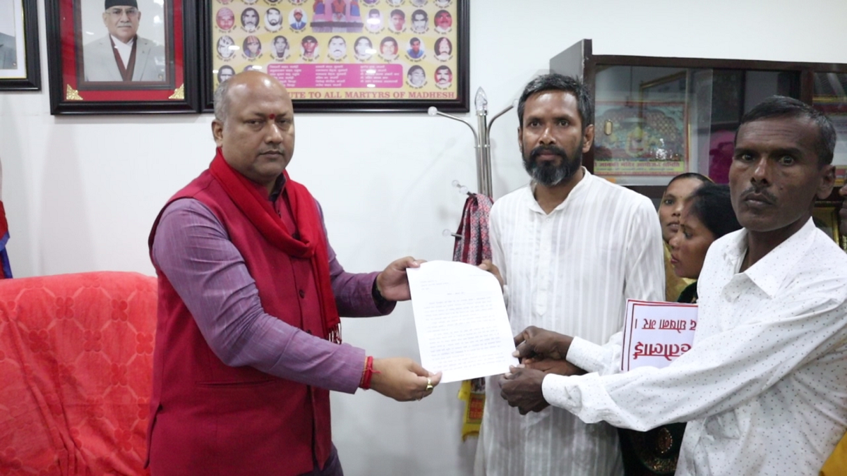 चुरे तथा वनजंगल संरक्षण अभियन्ताले बुझाए मुख्यमन्त्री सिंहलाई ज्ञापन पत्र