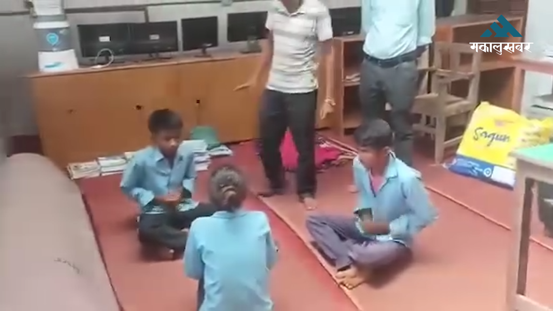 विद्यालयमा पढ्न र पढाउन छाडेर धामी झाँक्रीको रमिता !