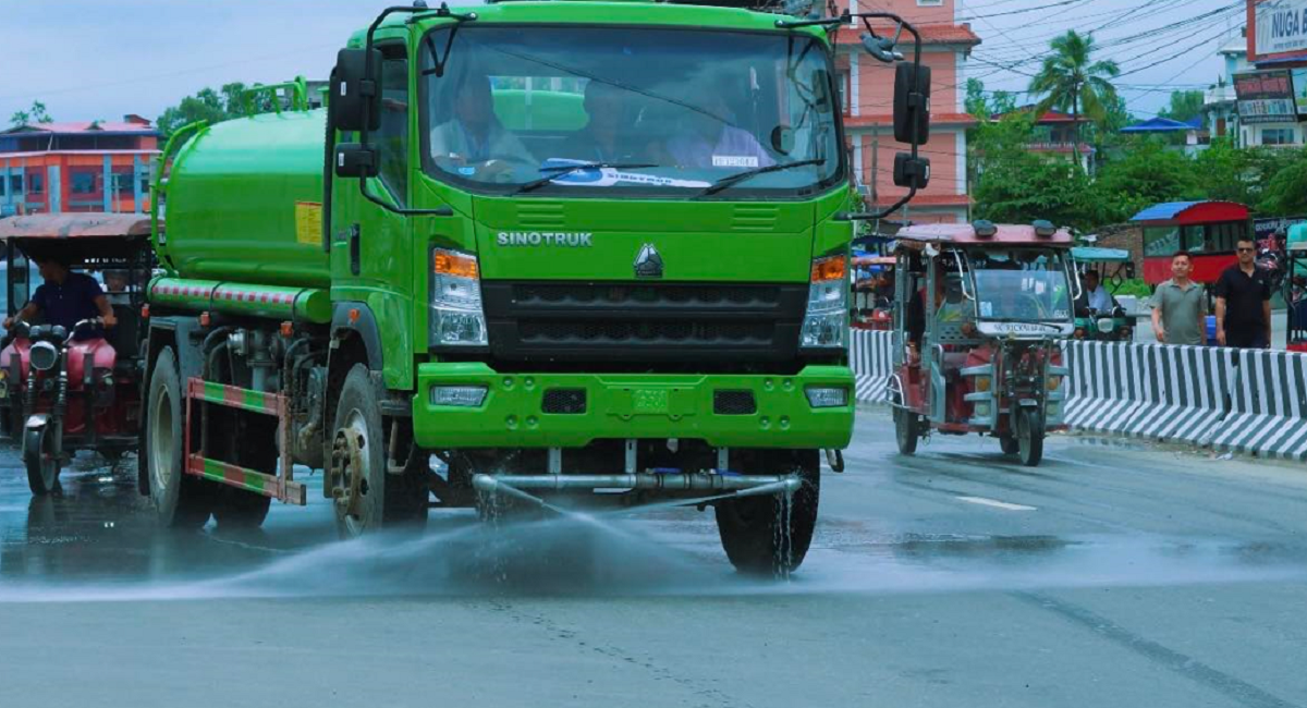इटहरीमा सडकको धुलो पखाल्न ‘रोड वासर कम स्प्रिङकलर’ प्रयोग