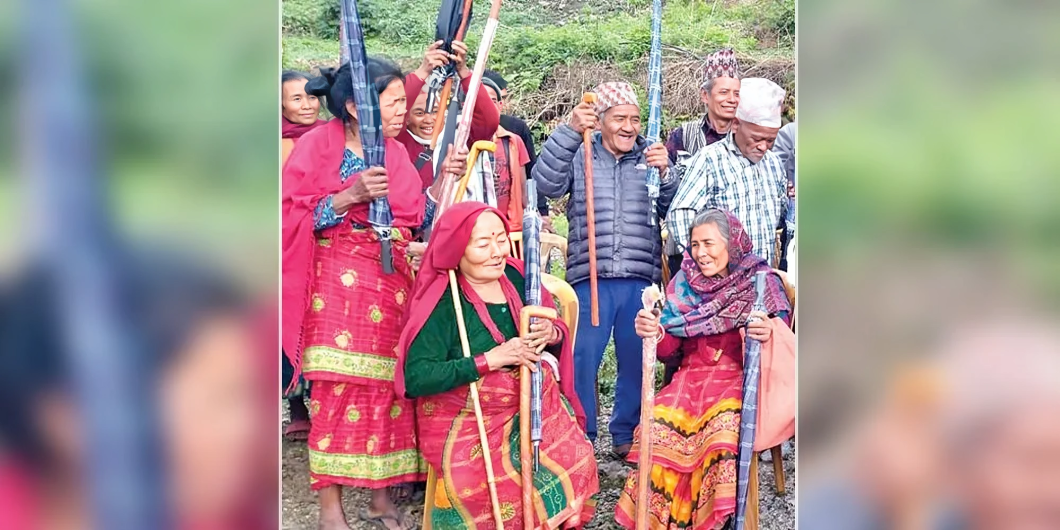 ज्येष्ठ नागरिकलाई छाता र लौरो उपहार