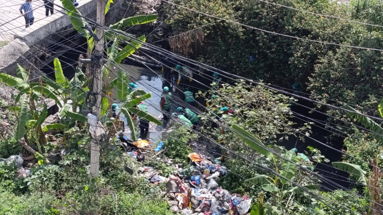 नदी सफाइ गर्दै काठमाडौँ महानगर