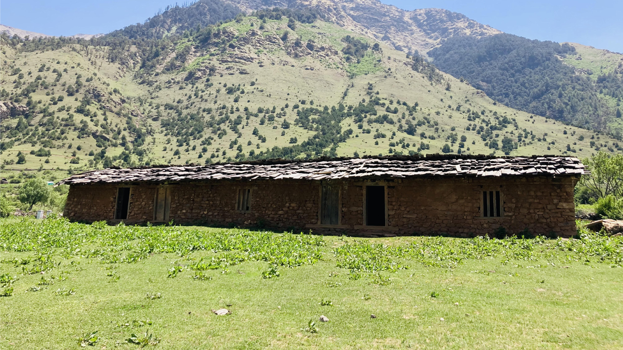 चुहिने छानामुनि पढ्न बाध्य छन् कुँडेढोरका विद्यार्थी