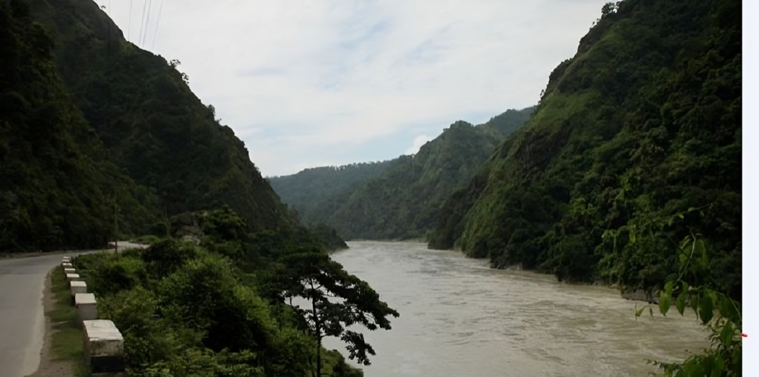 नेपालगञ्जबाट काठमाडौं आउँदै गरेको बस त्रिशुलीमा खसेको सूचना
