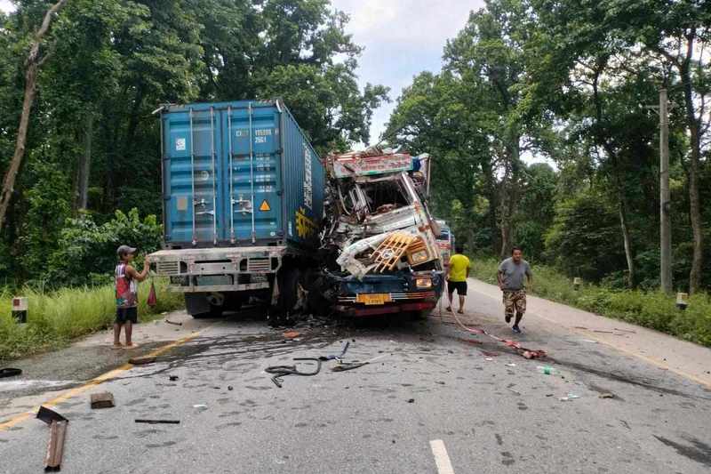 नारायणगढ-मुग्लिङ खण्डमा ट्रक जुध्दा दुवै चालकको मृत्यु