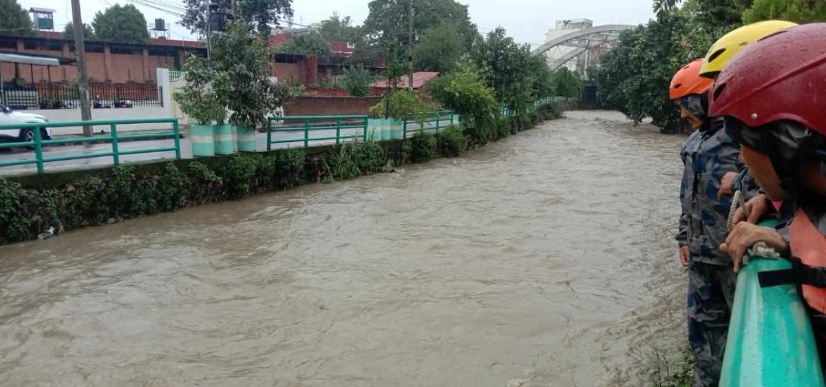 बाग्मतीमा फसेका ३ जनाको उद्धार