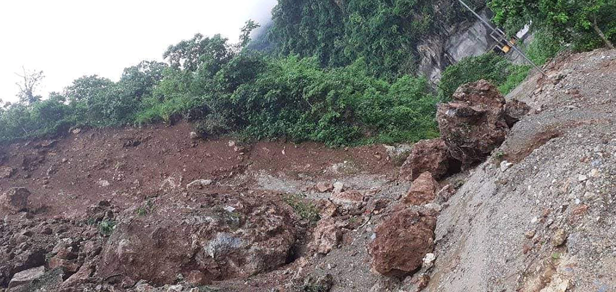 बुद्धसिं मार्ग तीन दिनदेखि अवरुद्ध