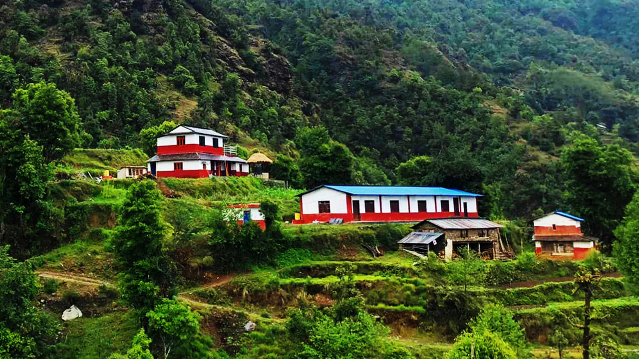 वर्षाले सडक बन्द भएपछि सुनसान बने बागलुङका घरबास