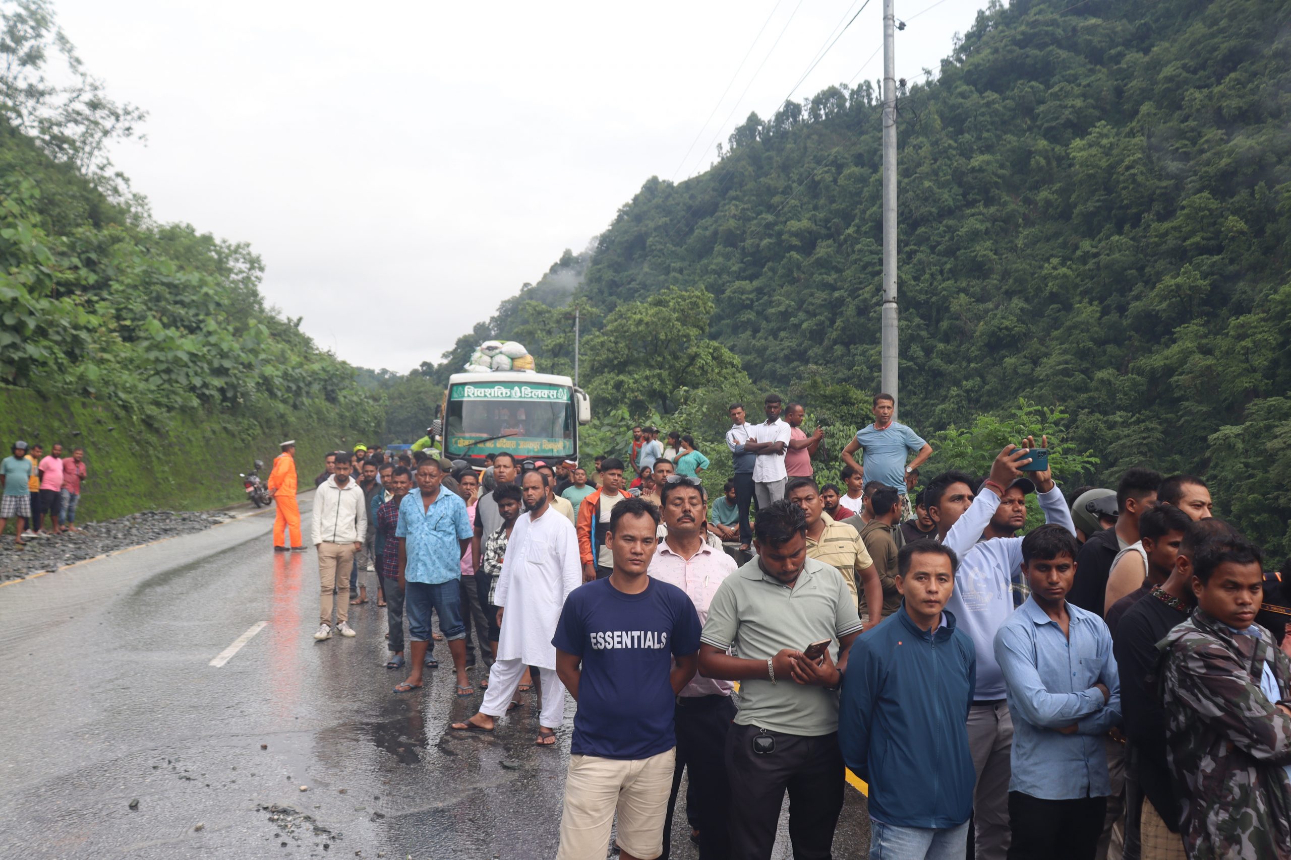 बेपत्ता यात्रुका आफन्त भन्छन्- ‘शव फेला परे लैजान्थ्यौँ, अरु त केही आस छैन’
