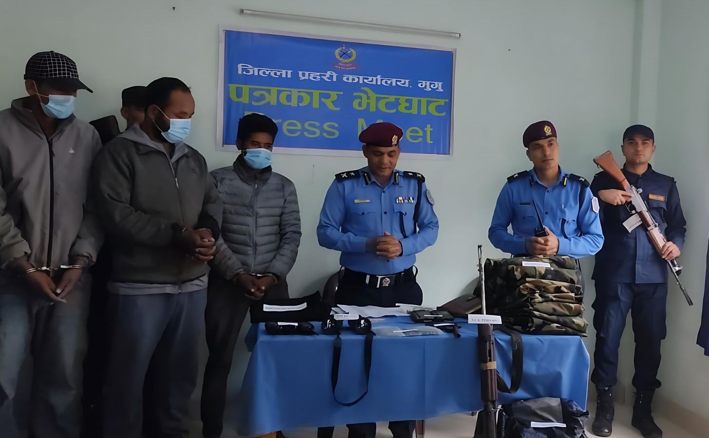 गाउँ लुट्दै हिँड्ने तीनजना अत्याधुनिक हतियारसहित पक्राउ