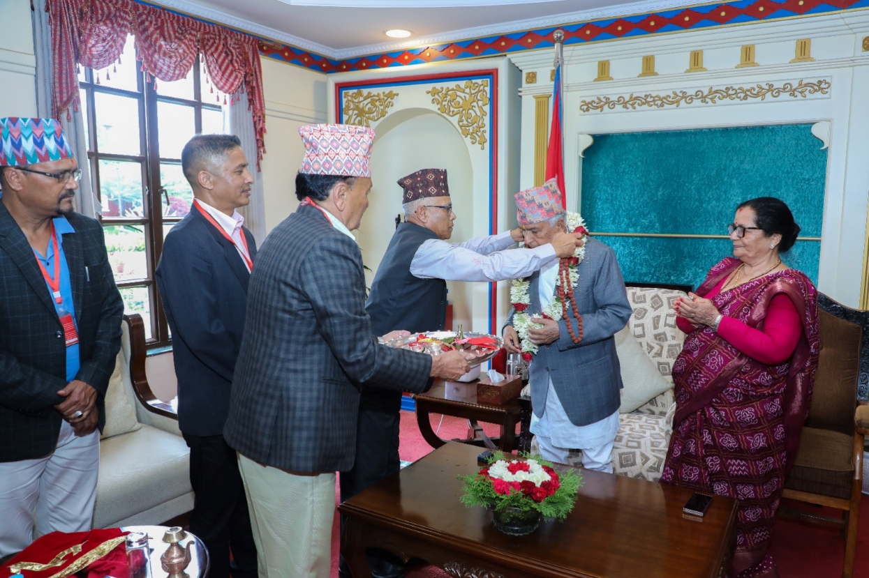 राष्ट्रपतिलाई भीमेश्वर मन्दिरको महाप्रसाद प्रदान