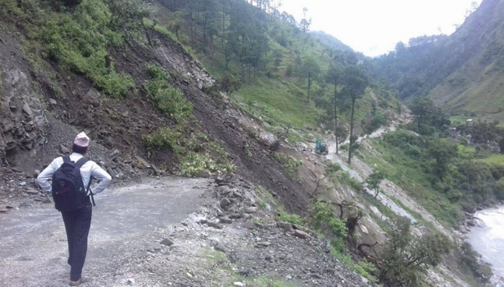 पहिरो खस्दा साँफे-मार्तडी र बेँसीसहर-चामे सडक अवरुद्ध