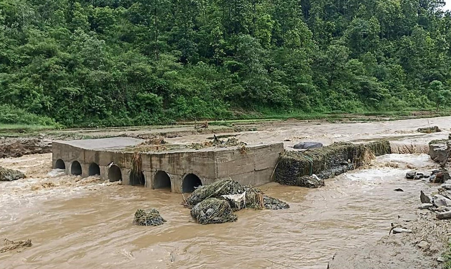 ज्यादुल खोलाको डाइभर्सन पुल बाढीले बगायो, गोरखा-आरुघाट सडक अवरुद्ध