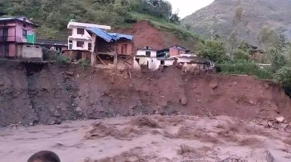 बाढीले घर बगाउँदा पुरिएका तीन बालिकाको शव निकालियो