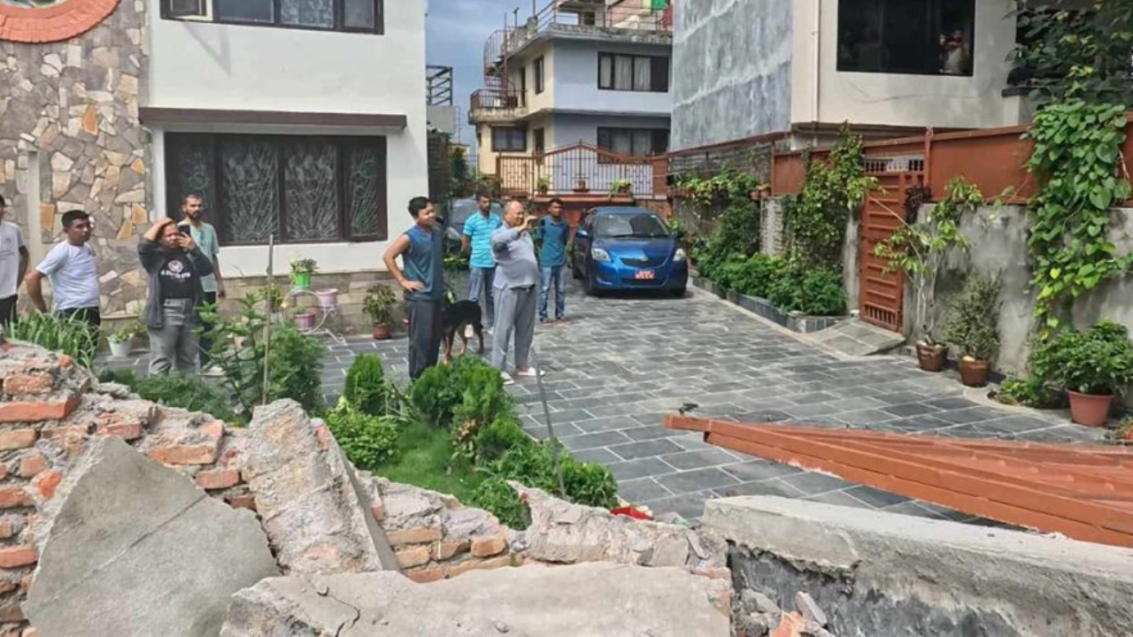 अनुसन्धान आयोगकी आयुक्तको घरमा महानगरले चलायो डोजर