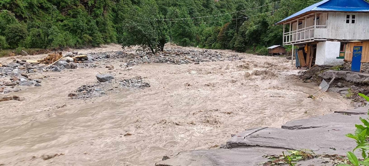 बाढीमा परेर मृत्यु भएका किशोरको परिवारलाई राहतस्वरूप दुई लाख प्रदान