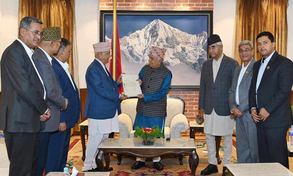 देउवालाई साथ लिएर ओलीले गरे प्रधानमन्त्रीको दाबी पेस