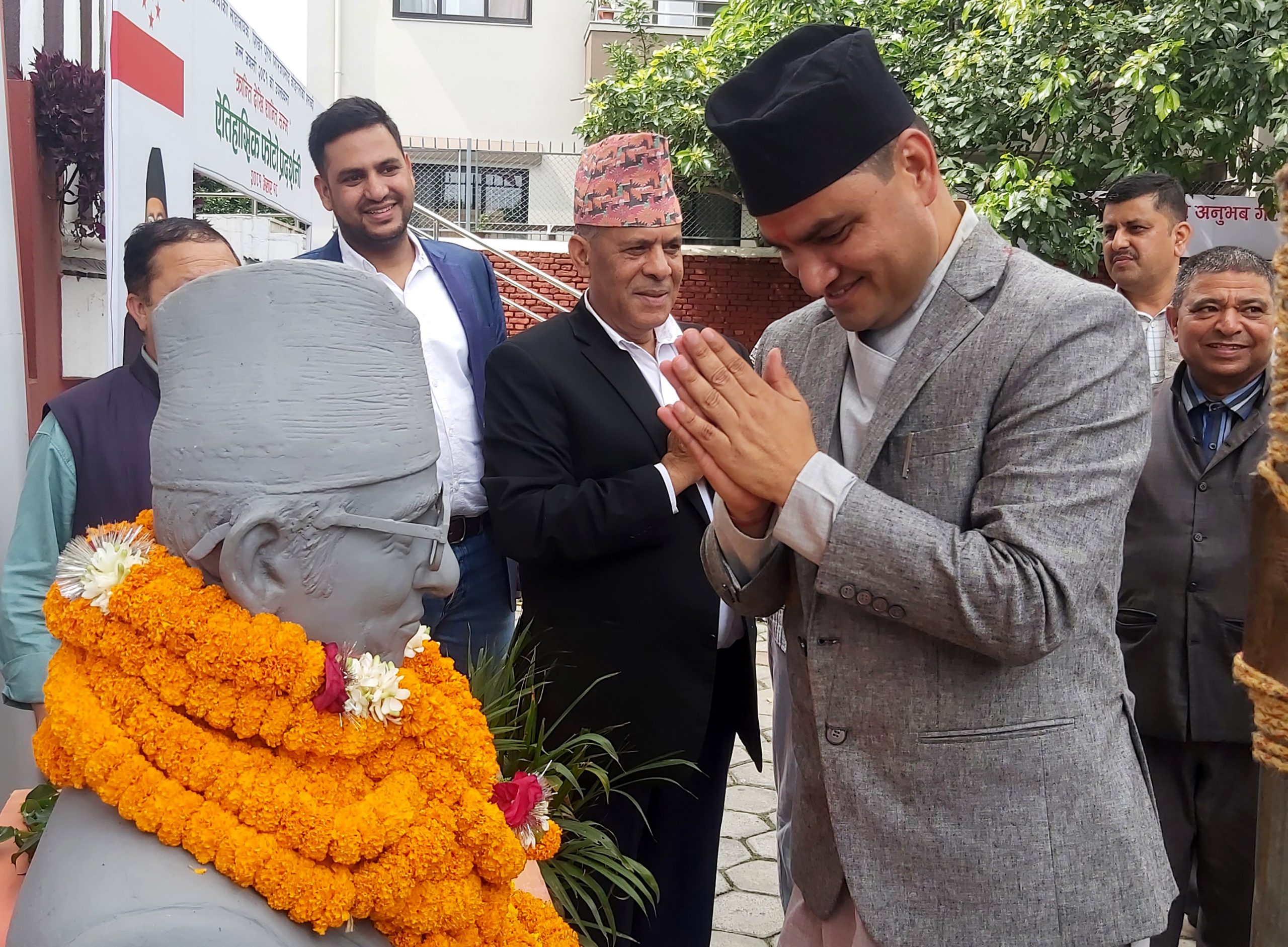 कांग्रेसका मन्त्रीहरूले गरे बिपीको सालिकमा माल्यार्पण