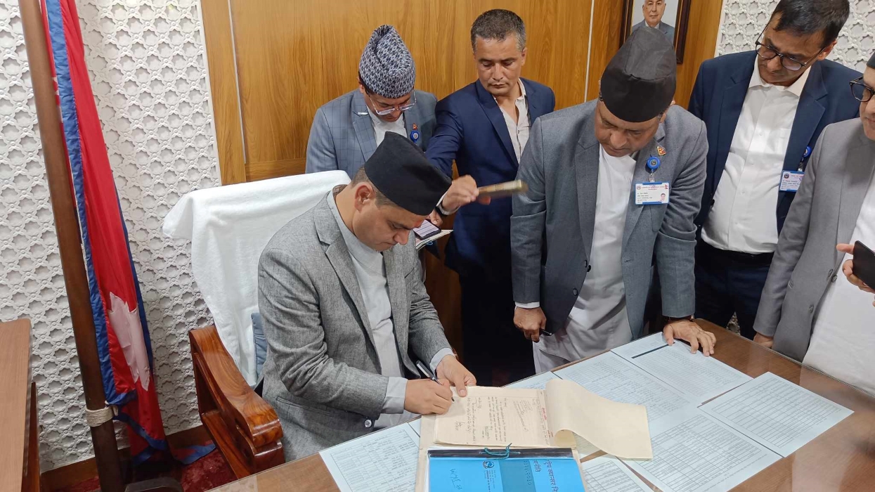 स्वास्थ्यमन्त्री पौडेलको पहिलो निर्णय– अस्पतालको लाइन हटाउने,  स्वास्थ्य बिमा प्रभावकारी बनाउने