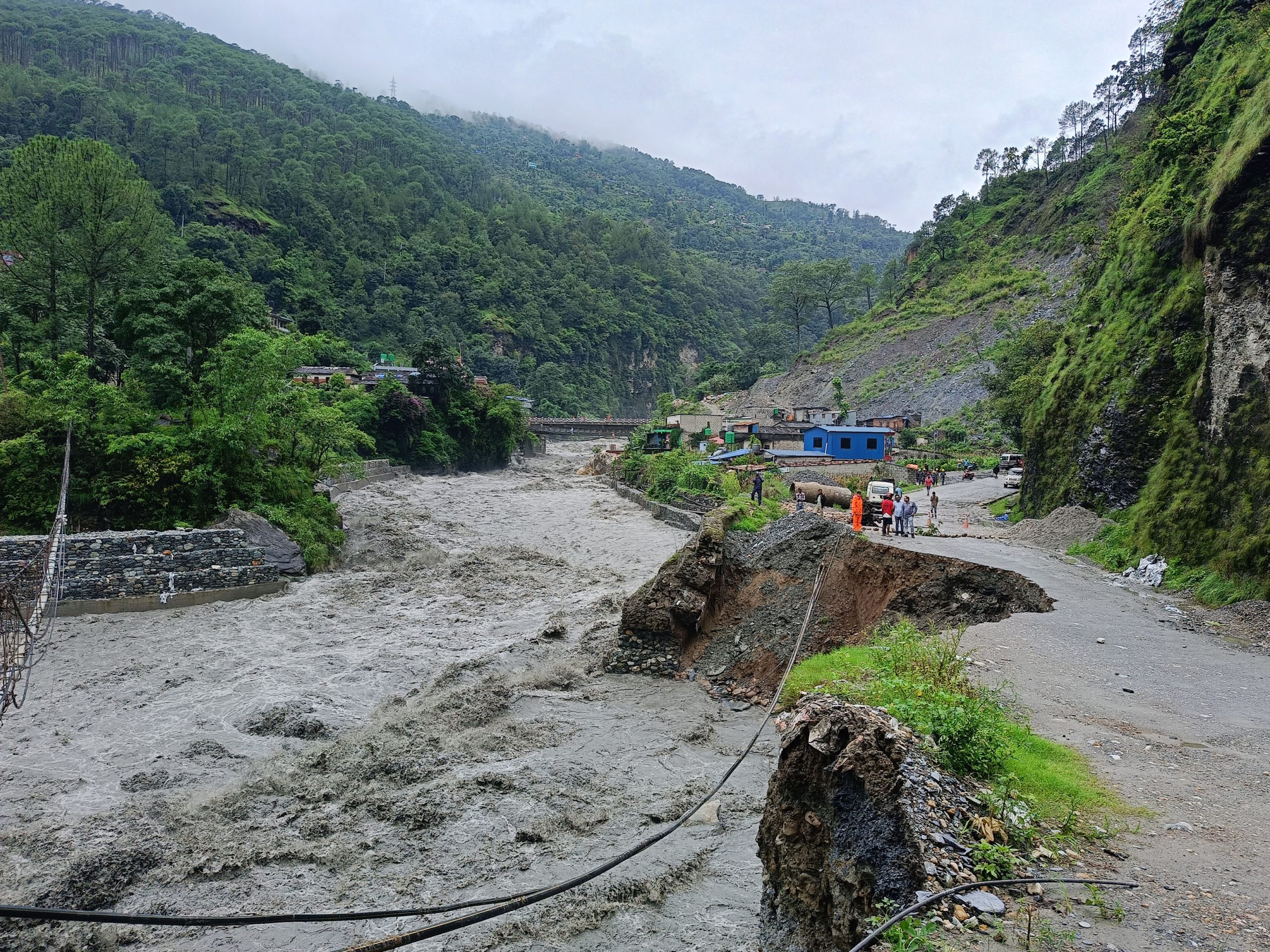 चौधर नदीको बाढीबाट विद्यालय भवन जोगाउनकै सकस