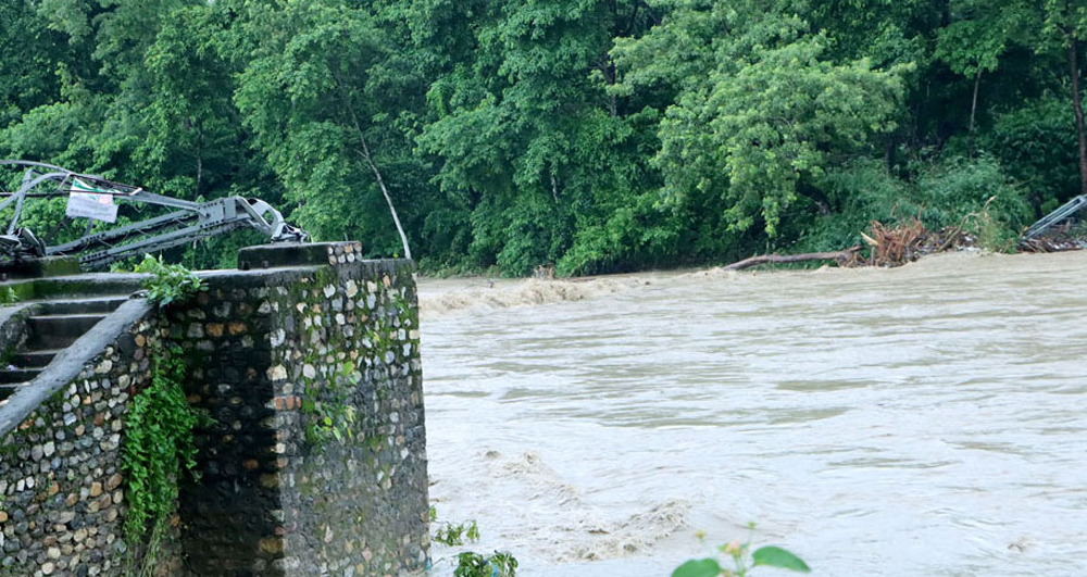 न्यूरोड र नगरवन जोड्ने झोलुंगे पुलको पिल्लरसहित पुल बग्यो
