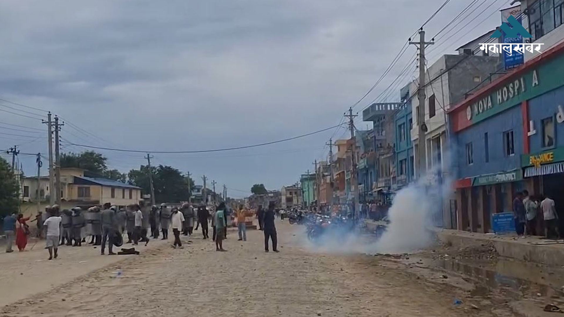 धनगढीको नोभा अस्पतालमा ढुंगामुढा, प्रहरीद्वारा ६ राउण्ड अश्रुग्याँस प्रहार