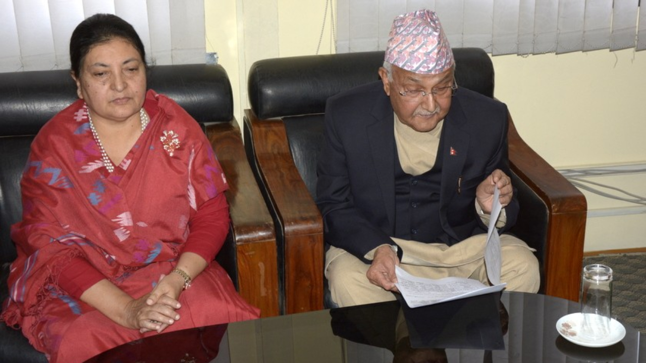 ओली भेट्न एमाले कार्यालय च्यासल जाँदै भण्डारी