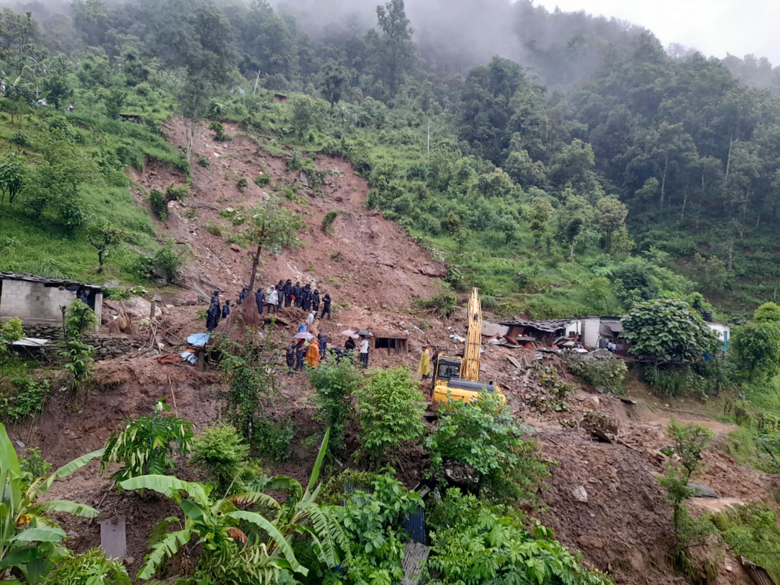 गोठमा सुतिरहेका एकै घरका ४ जनालाई पहिरोले बगायो