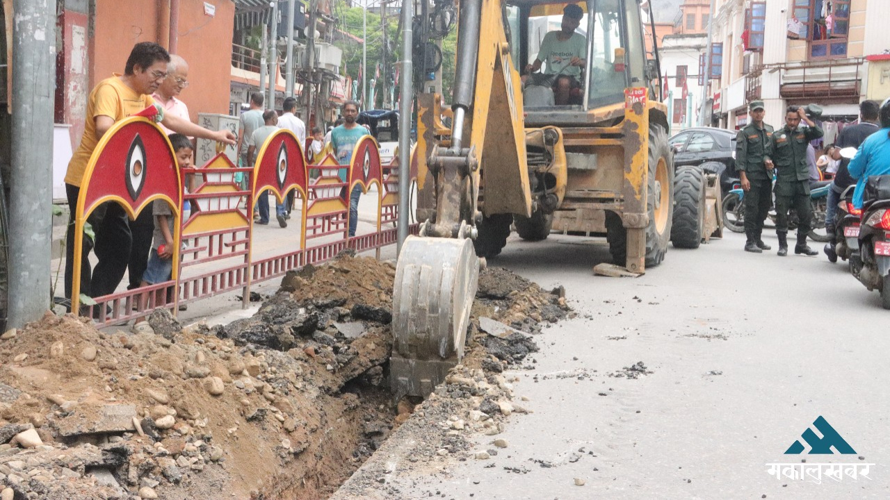 न्युरोडमा फुटपाथ विस्तार गर्दा जे देखियो… (तस्बिरहरु)