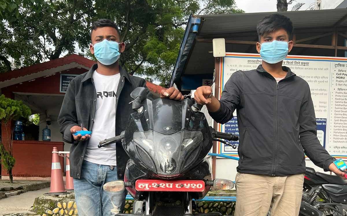 बानेश्वरबाट ‘टू-ट्वान्टी’ चोर्ने दुई युवकलाई ट्राफिक प्रहरीले समात्यो