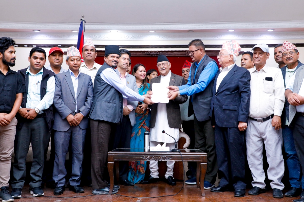 भूकम्प प्रभावितलाई अनुदान उपलब्ध गराउन प्रधानमन्त्रीलाई ज्ञापनपत्र