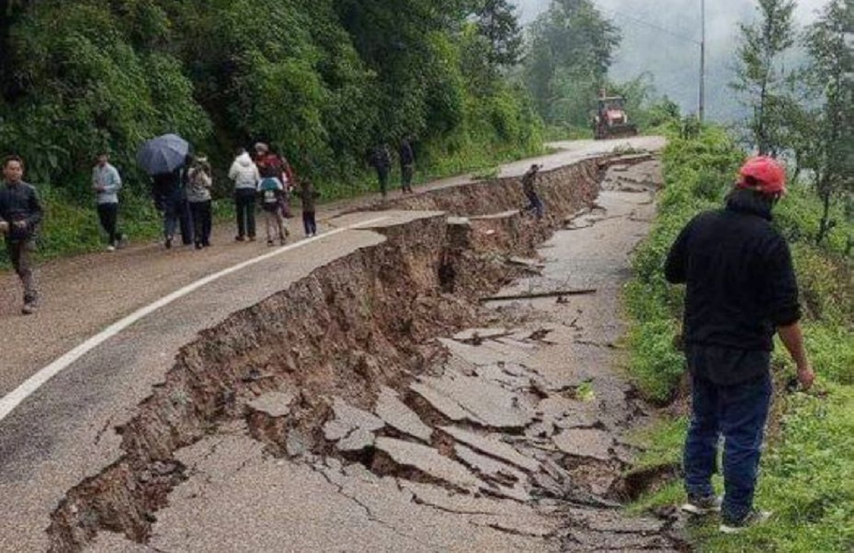 भोजपुरमा करिब ६० मिटर सडक भासियो