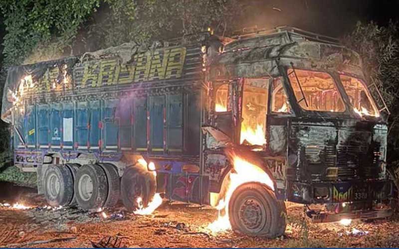 महेन्द्रनगरबाट दाङको आउँदै गरेको ट्रकमा एक्कासि आगो सल्कियो