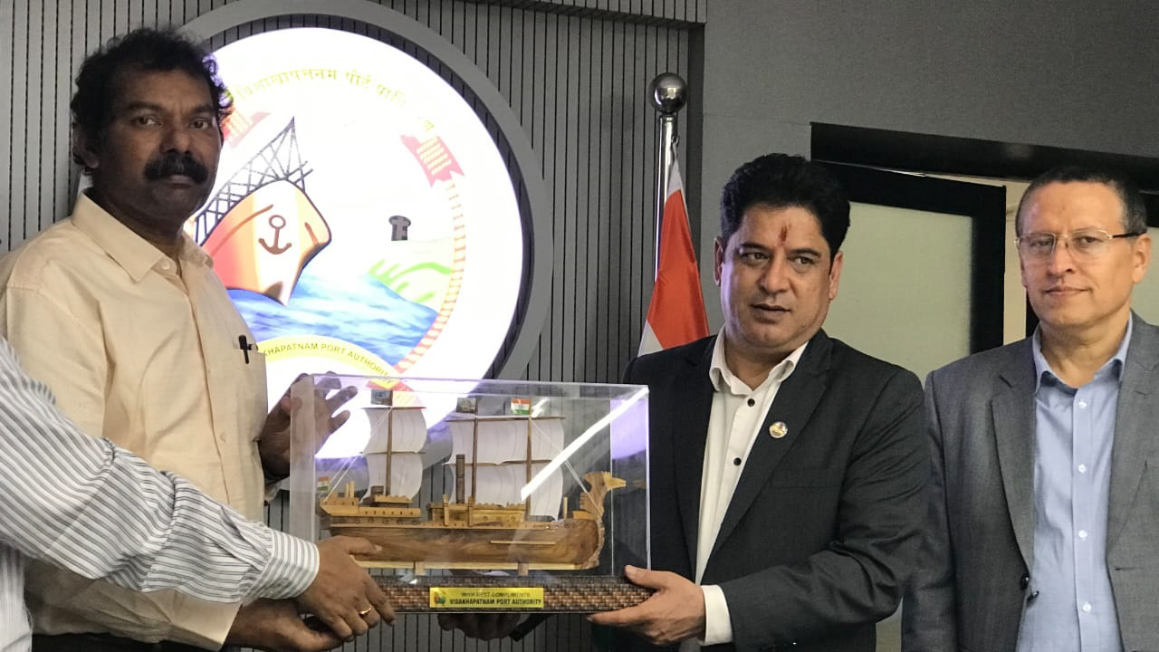 मन्त्री भण्डारीद्वारा विशाखापट्टनम पोर्टको अनुगमन