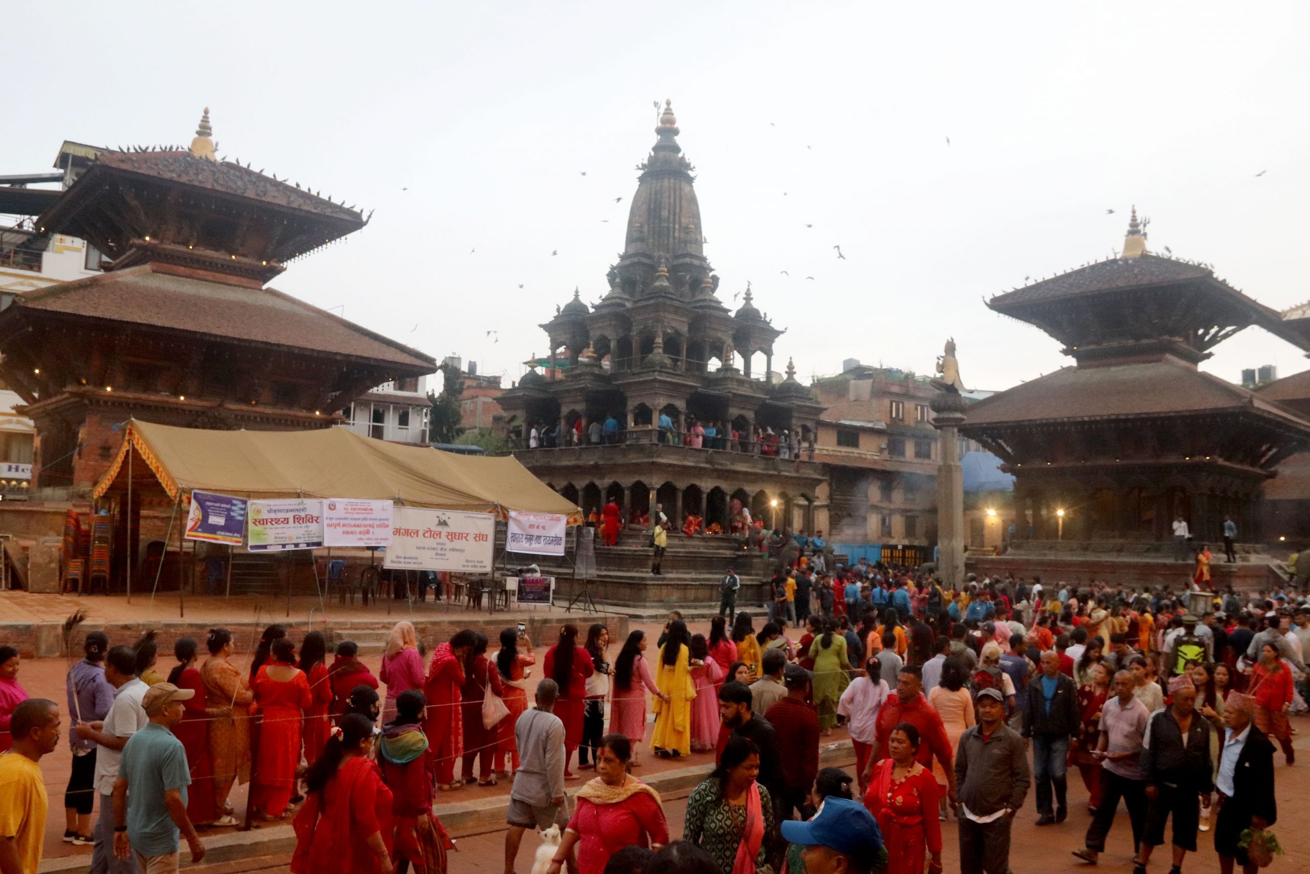 पाटनको कृष्ण मन्दिरमा बिहानैदेखि दर्शनार्थीको घुइँचो