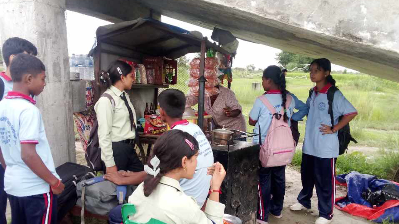 मकैको चनाचटपटे बेचेर आत्मनिर्भर बन्दै सारती