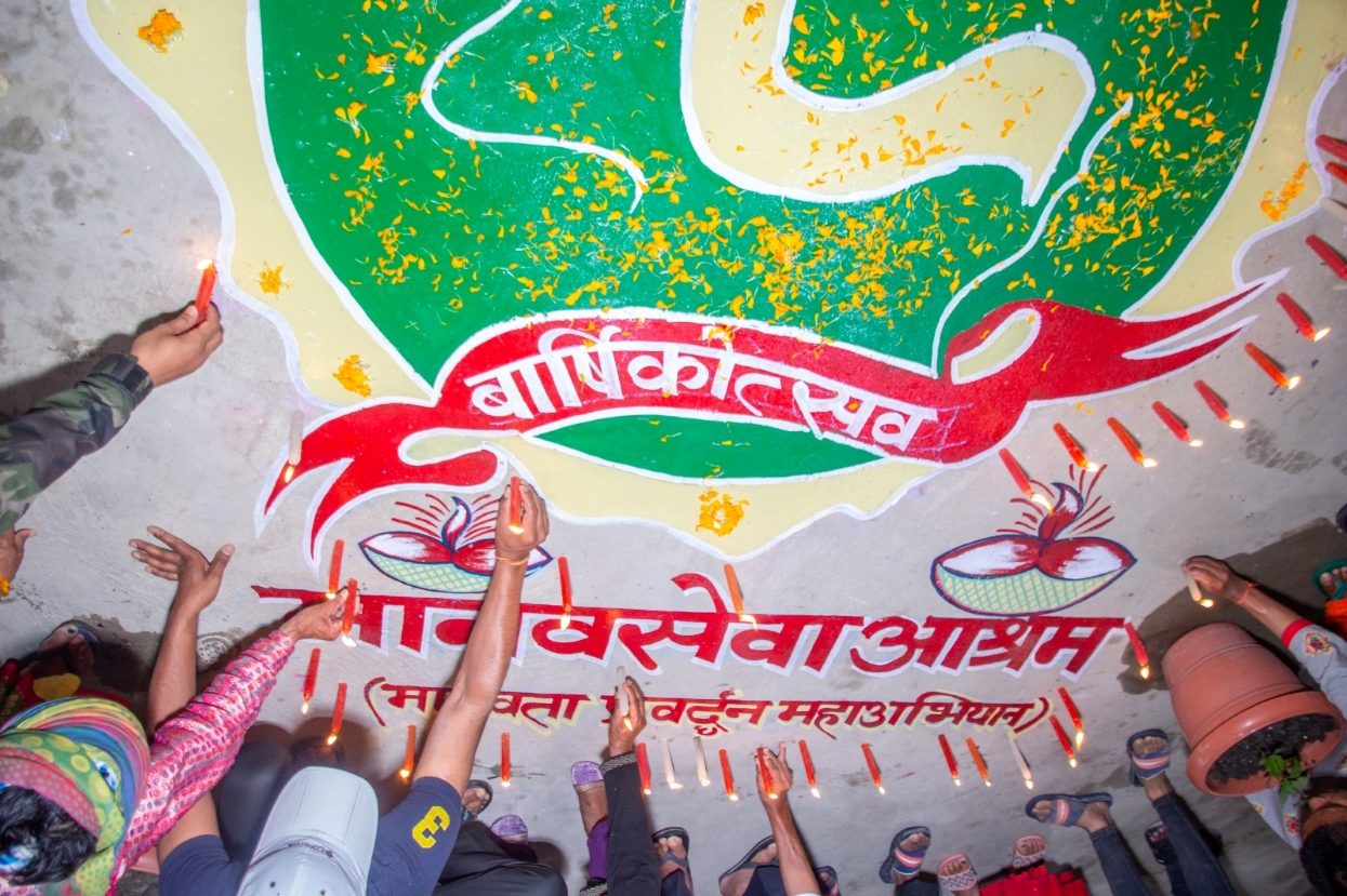 आफ्नै सर्वस्व दानमा बनेको आश्रममा रमाउँदै प्रधान दम्पती