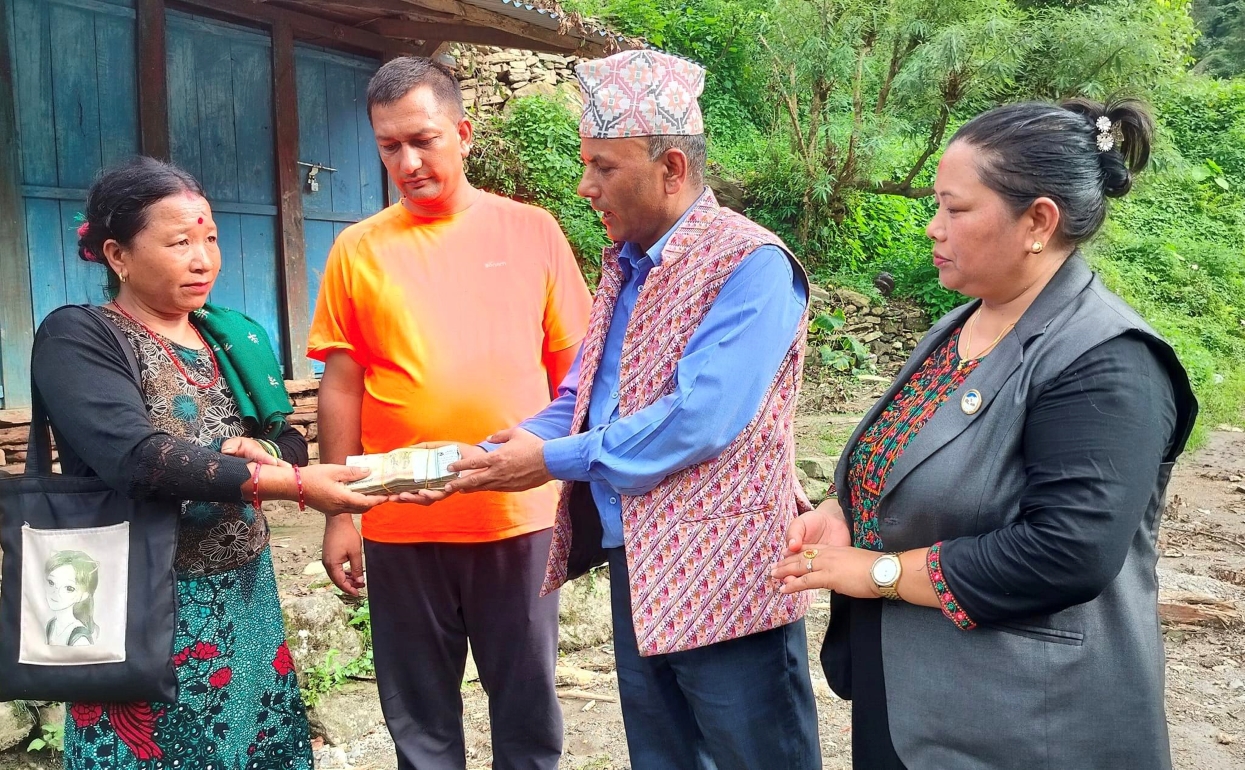 पहिरोमा ज्यान गुमाएका परिवारलाई बागलुङ प्रशासनको दुई लाख राहत