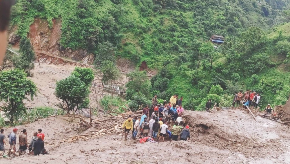 बडिगाड पहिरोका तीन घाइतेलाई हेलिकप्टरमार्फत् काठमाडौं पुर्‍याइयो