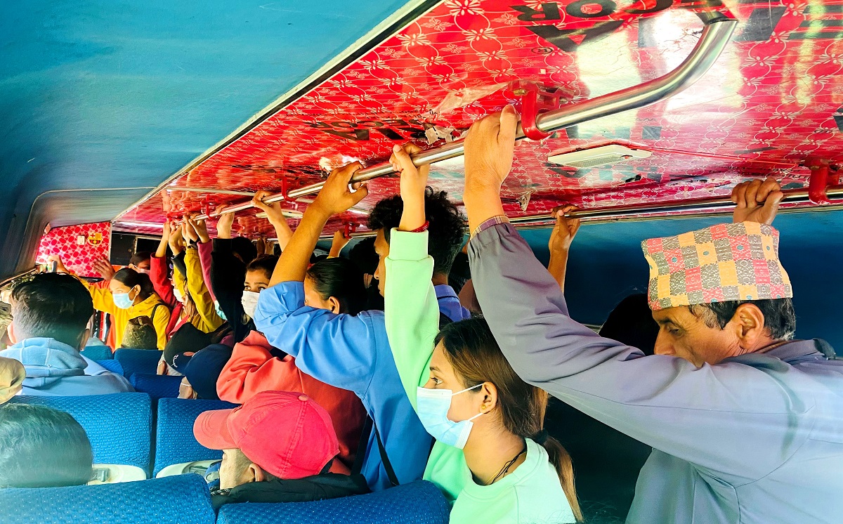 गाडीमा कोचिएरै यात्रा, ट्राफिक छल्छन् चालक