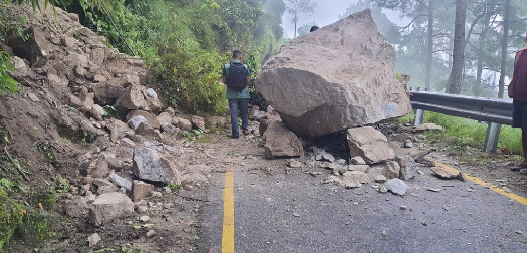 चोभारमा पहिरो, बल्खु-हेटौँडा सडक अवरुद्ध