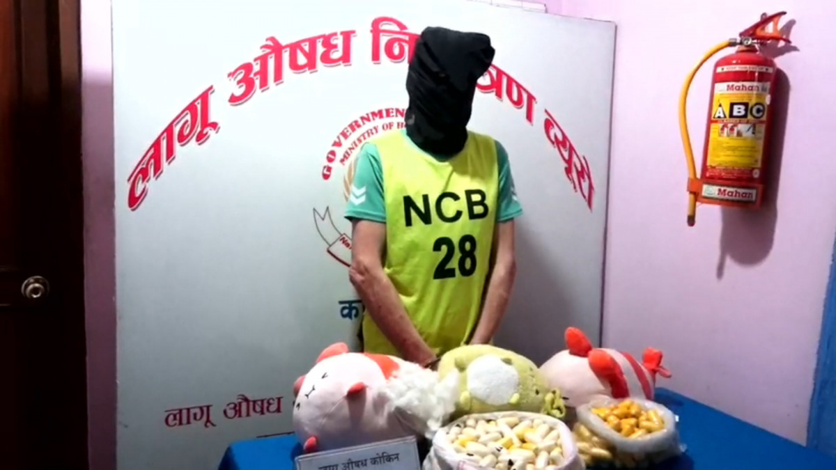 लाटभियन नागरिकले खेलौनामा लुकाएर ल्याएका थिए छ किलो कोकिन